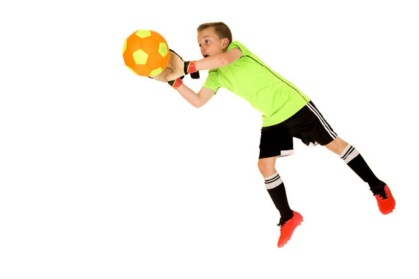 Молодой напряженный мальчик футбольный вратарь блокируя выстрел белый фон
 - Фото, изображение