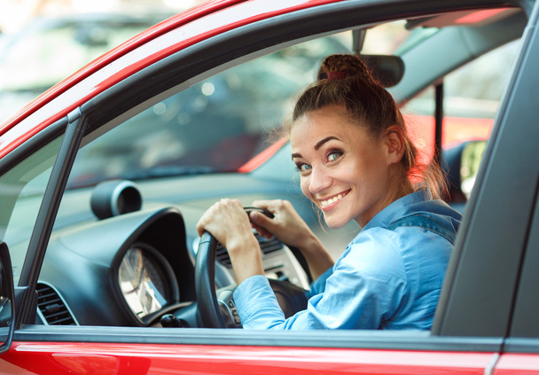 Young smiling woman driving the car - Foto, imagen