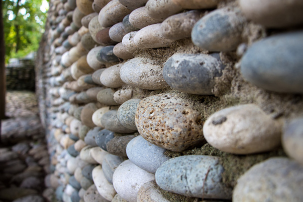 Színes kővel burkolt fal  - Fotó, kép