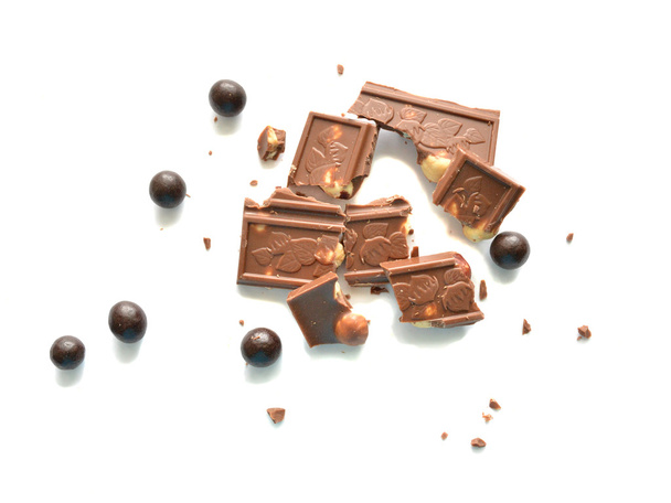 Μπαρ και σφαίρες της σοκολάτας που έχουν απομονωθεί - Φωτογραφία, εικόνα