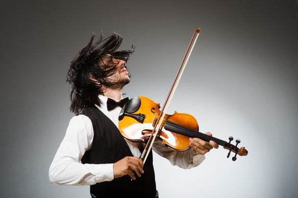Man viool spelen in muzikaal concept - Foto, afbeelding