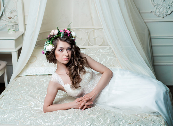 krásná bruneta kudrnaté nevěsta - Fotografie, Obrázek