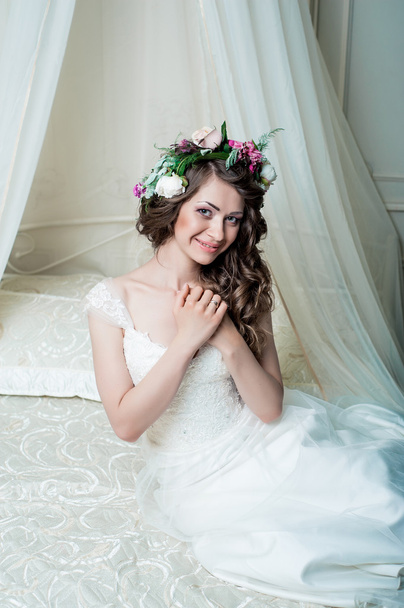 portrét krásné bruneta kudrnaté nevěsty - Fotografie, Obrázek