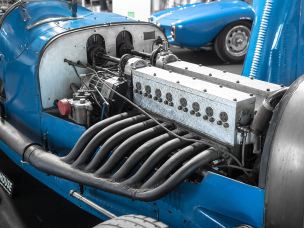 Detalhe do motor e tubos de escape de um carro de corrida vintage
. - Foto, Imagem
