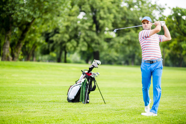 Гравець у гольф практикують й збагачувальне до і після shot - Фото, зображення