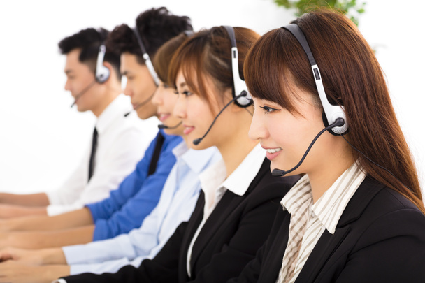 jonge zakenlui en collega's werken in callcenter  - Foto, afbeelding