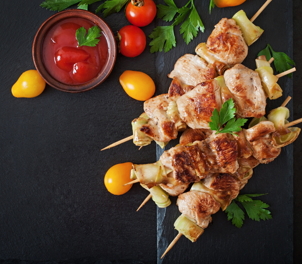 Kebab de pollo con calabacín
 - Foto, Imagen