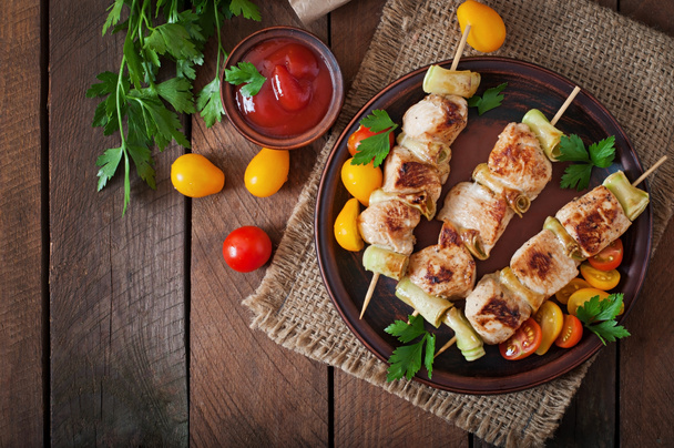 Shish kebab di pollo con zucchine
 - Foto, immagini
