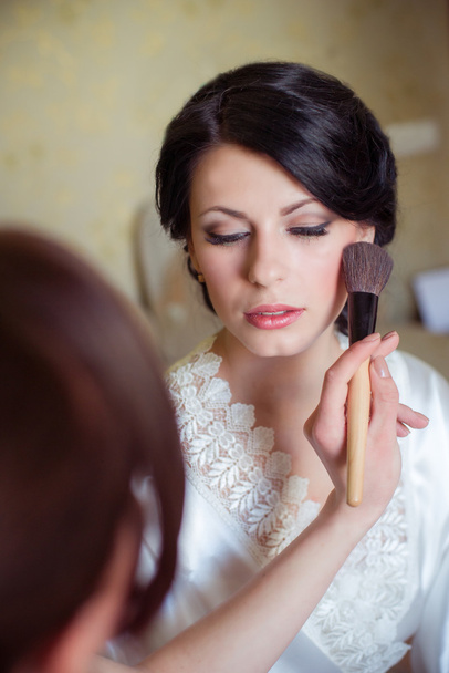 bride makeup is applied - Foto, Bild