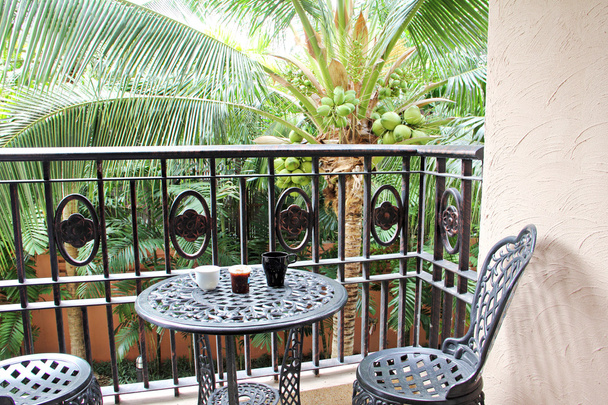silla de hierro negro en la terraza
 - Foto, imagen