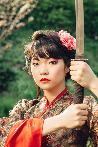 Belle geisha en kimono avec épée de samouraï
 - Photo, image