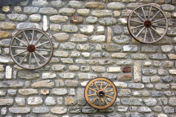 Roda do vagão oeste distante na parede de pedra
 - Foto, Imagem
