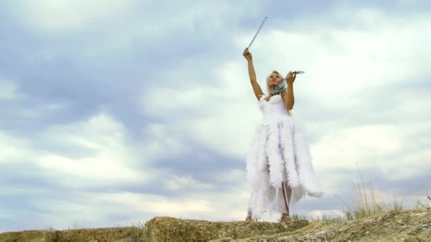 Skyline hegedűművész játszik a hegedű - Felvétel, videó