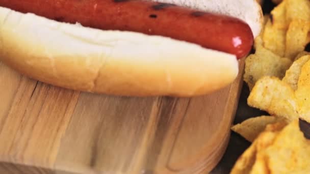 Beyaz sosisli çörek üzerinde ızgara sosis - Video, Çekim