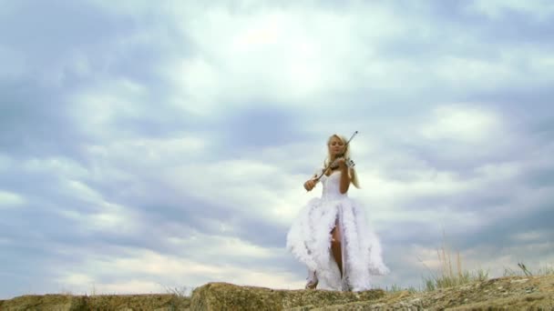 Piękny skrzypek w białej sukni - Materiał filmowy, wideo