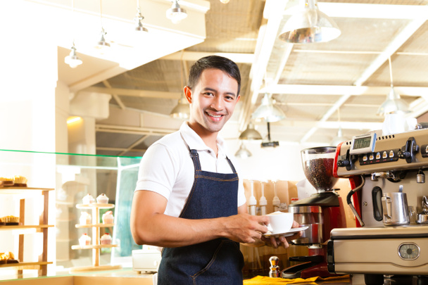 Азиатский кофейный шоп - бариста представляет кофе
 - Фото, изображение