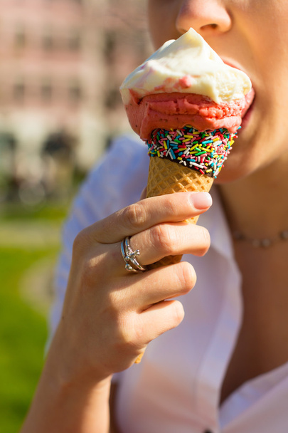 genç kadın dondurma yiyor - Fotoğraf, Görsel