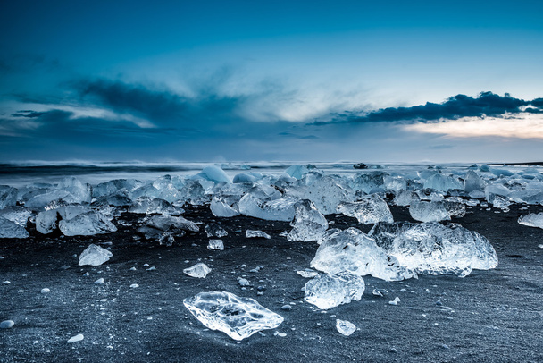 Icebergs na praia preta
 - Foto, Imagem