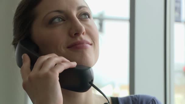 Joven mujer de negocios en una llamada telefónica
 - Imágenes, Vídeo
