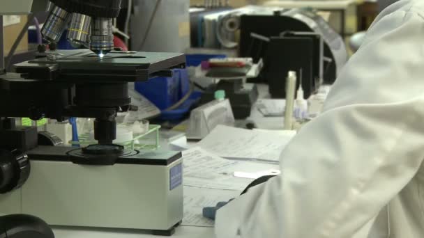 A view of typical work inside a medical laboratory - Imágenes, Vídeo