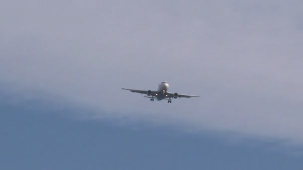 Avión que desciende de las nubes
 - Metraje, vídeo