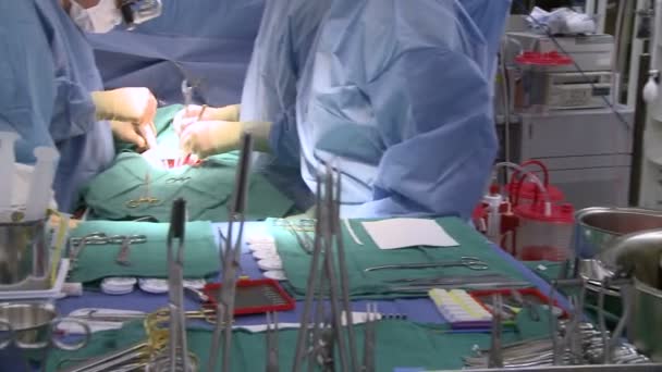 Kirurgit työskentelevät yhdessä sydänpotilaan kanssa
 - Materiaali, video