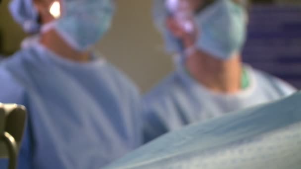 Chirurgen beobachten die Durchführung laparoskopischer Operationen - Filmmaterial, Video