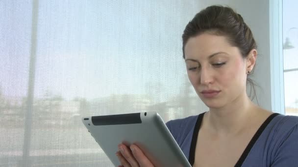 Junge Geschäftsfrau mit Tablet-Computer - Filmmaterial, Video