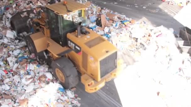 Un cargador frontal mueve la basura en un centro de reciclaje (3 de 9
) - Metraje, vídeo