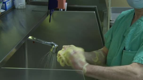 Chirurg wäscht sich vor Operation die Hände - Filmmaterial, Video