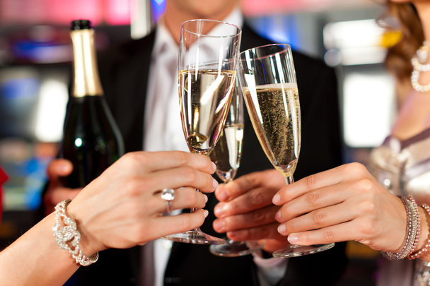 Ludzie z champagner w barze - Zdjęcie, obraz
