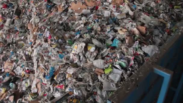 Déchets dans une benne à ordures en attente d'être recyclés
 - Séquence, vidéo