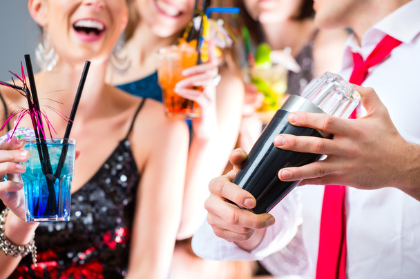 Kokteyl barda barmen ile kutlamaya kızlar - Fotoğraf, Görsel
