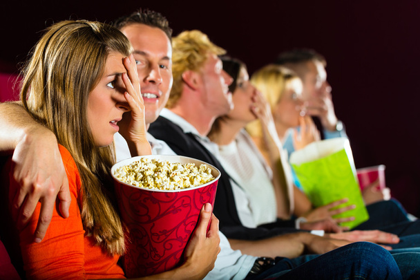 Sinema film izlerken insanlar - Fotoğraf, Görsel