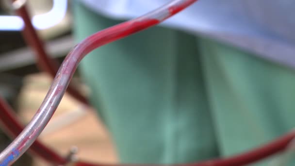 Os tubos transportam sangue de uma máquina de bypass
 - Filmagem, Vídeo