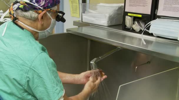 Chirurg wäscht sich vor Operation die Hände - Filmmaterial, Video
