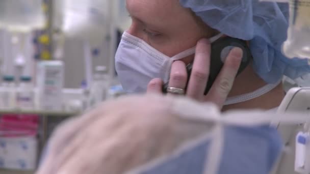 Técnico cirúrgico falando no celular
 - Filmagem, Vídeo