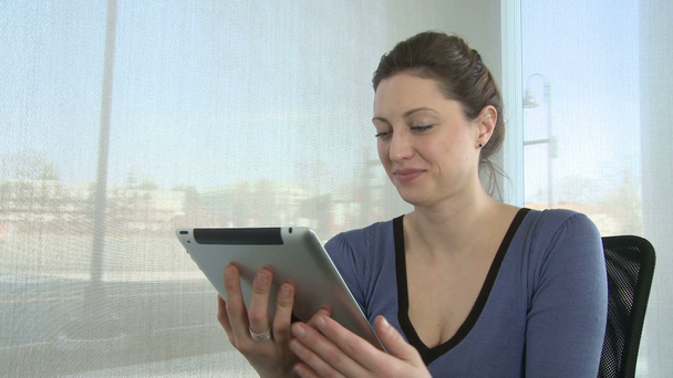 Tablet bilgisayarlı genç iş kadını - Video, Çekim