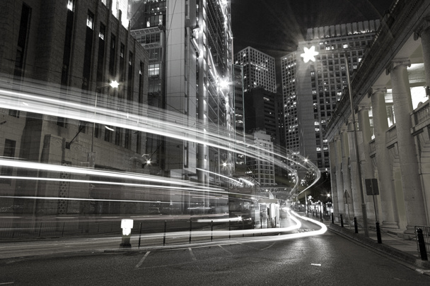 Tráfego na cidade à noite em preto e branco tonificado
 - Foto, Imagem