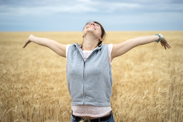 Femme heureuse dans le champ de blé
 - Photo, image