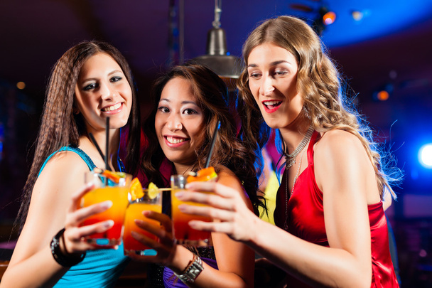 Люди пьют коктейли в баре или клубе
 - Фото, изображение