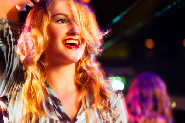 Женщина в клубе или баре веселится
 - Фото, изображение