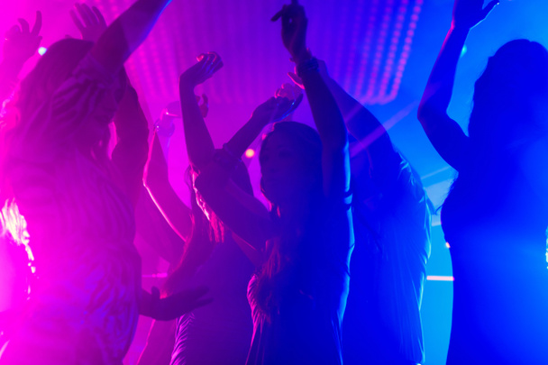 Juhlat ihmiset tanssivat diskossa tai klubilla
 - Valokuva, kuva