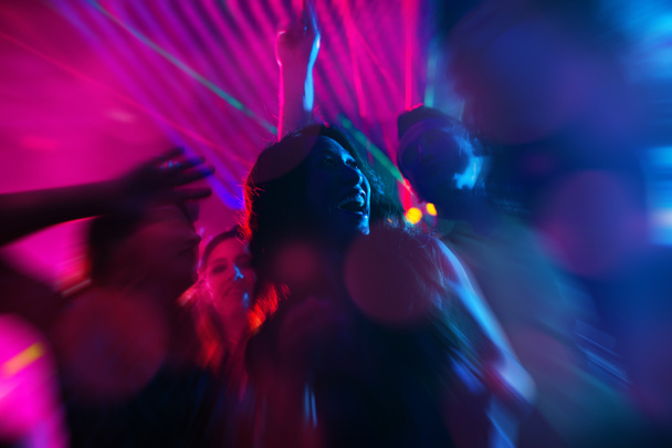 Fêtes dansant en discothèque ou en boîte de nuit
  - Photo, image