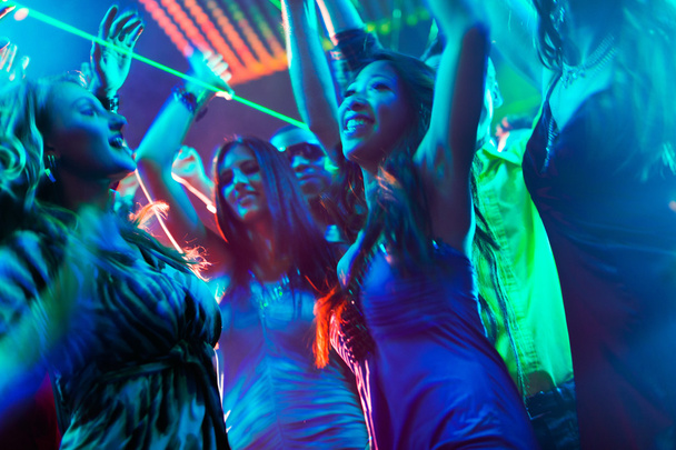 Gente de fiesta bailando en discoteca o club
 - Foto, imagen