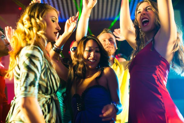 Тусовщики танцуют в дискотеке или клубе
 - Фото, изображение