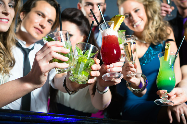 Pessoas no clube ou bar bebendo coquetéis
 - Foto, Imagem