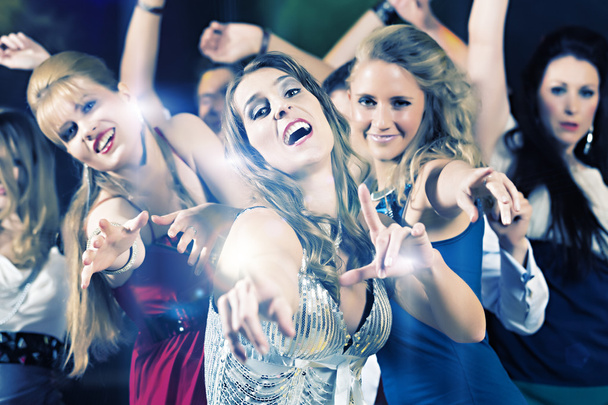 Partyvolk tanzt in Diskothek - Foto, Bild