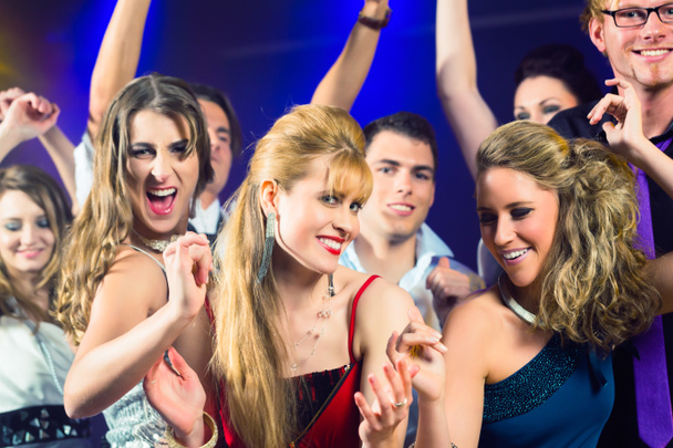 gente de fiesta bailando en discoteca
 - Foto, Imagen