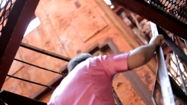 Homem se levanta das escadas velhas
 - Filmagem, Vídeo